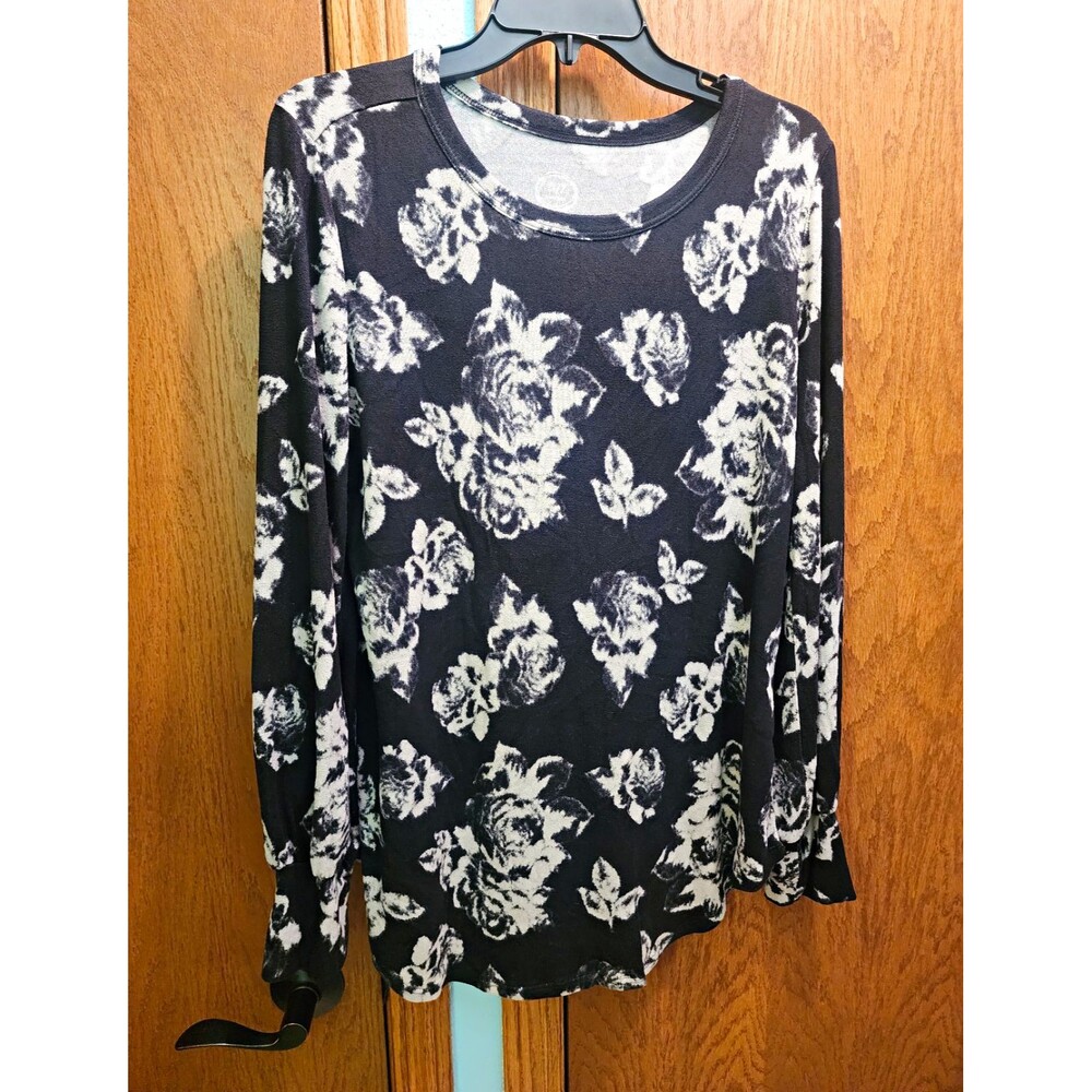 Maurices Womens M Black White Floral Knit Long Sleeve Round Neck Pullover Top